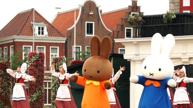 미피의 생일 하루 전인 6월20일 오후 암스테르담 광장 무대 위에서 춤을 추고 있는 미피(오른쪽)와 멜라니.