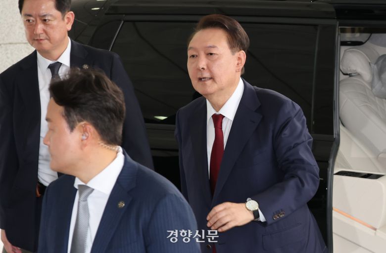 윤석열 전 대통령이 내란 특검 조사를 위해 28일 서울 서초구 서울고검에 출석하고 있다. 정효진 기자