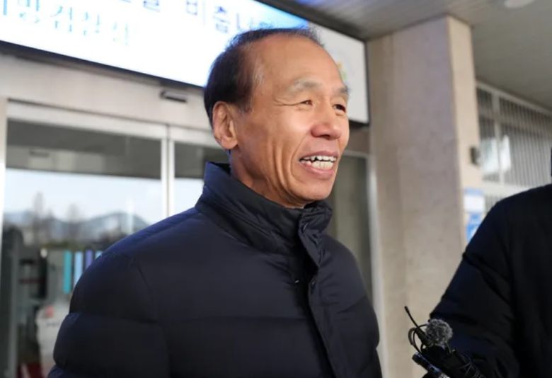 춘천 레고랜드 조성 사업과 관련해 업무상 배임 등 혐의를 받는 최문순 전 강원지사가 지난해 11월29일 검찰 소환조사를 받기 위해 춘천지검에 출석하기 전 취재진의 질문에 답하고 있다. 연합뉴스