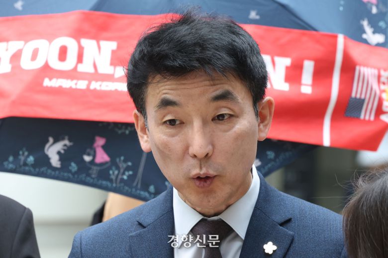 김용현 전 국방부 장관 변호인 이하상 변호사가 지난 23일 서울 서초구 서울중앙지방법원에서 열릴 예정이었던 구속영장 심문 기일에 출석하기 전 취재진 질문에 답하고 있다. 이날 김 전 장관은 불출석 했다. 한수빈 기자