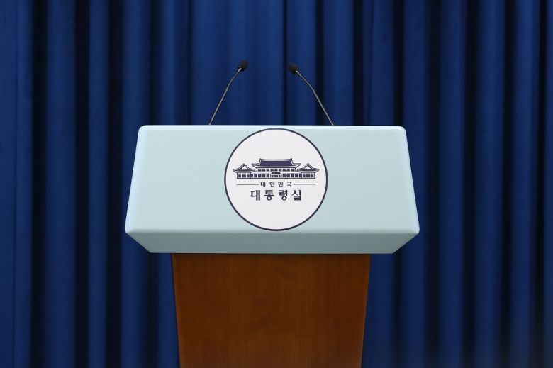 지난 6월 22일 서울 용산구 대통령실 내 브리핑실에 설치된 발언대 앞에 청와대 로고가 붙어 있다. 대통령실사진기자단