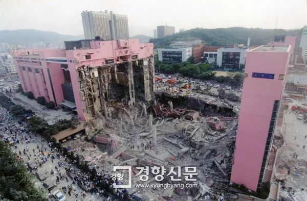 1995년 6월 서울 서초구 삼풍백화점 붕괴사고 현장에서 무너진 건물 잔해들이 어지럽게 널려 있다.  경향신문 자료사진