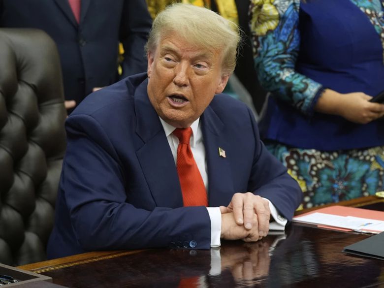 도널드 트럼프 미국 대통령이 지난 27일(현지시간) 백악관 집무실에서 기자들의 질문에 답하고 있다. AP연합뉴스