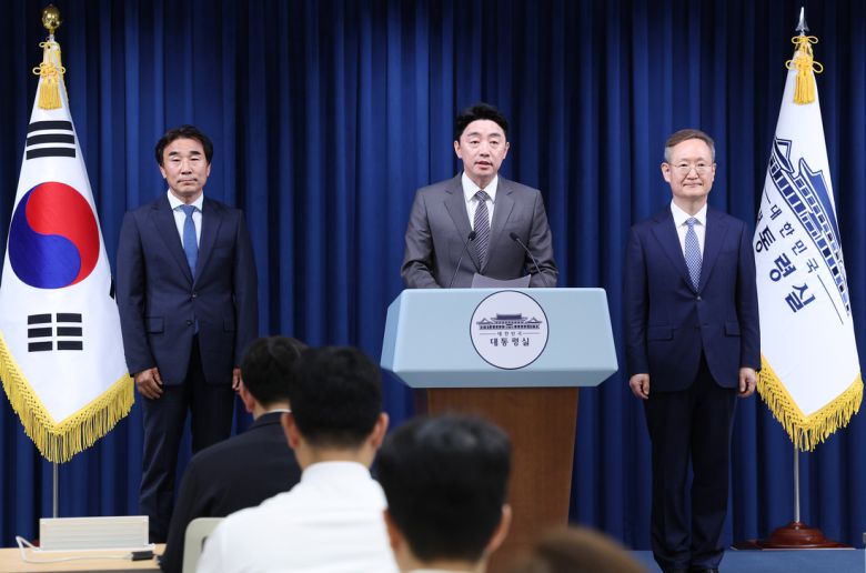 강훈식 대통령 비서실장(가운데)이 29일 용산 대통령실 브리핑룸에서 인사 관련 브리핑을 하고 있다. 왼쪽은 전성환 경청통합수석, 오른쪽은 봉욱 민정수석. 대통령실사진기자단