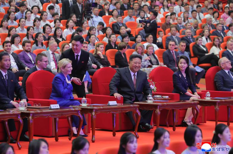 김정은 북한 국무위원장이 지난 29일 당 중앙위원회 본부청사에서 올가 류비모바 러시아 문화부 장관을 접견하고 공연을 관람했다고 조선중앙통신이 30일 보도했다. 김 위원장의 왼쪽에 딸 주애가 앉아 있다. 연합뉴스