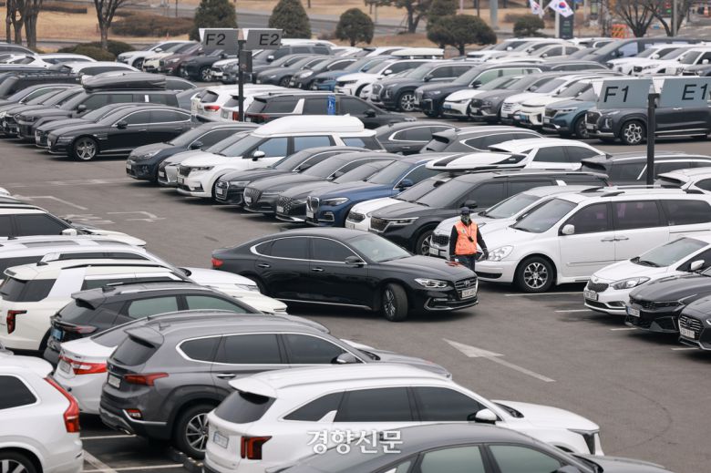김포공항 주차장이 지난 3월 2일 차량으로 가득차 있다. 이준헌 기자  ※사진은 기사 내용과 무관