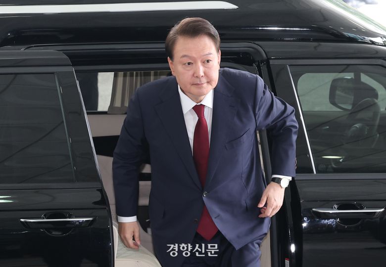 윤석열 전 대통령이 28일 대면 조사를 받기 위해 서울 서초구 서울고검에 마련된 내란특검 사무실로 출석하고 있다. 2025.06.28. 정효진 기자
