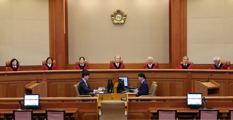 지난 27일 서울 종로구 헌법재판소 대심판정에서 열린 6월 심판사건 선고에서 김형두 헌법재판소장 권한대행을 비롯한 재판관들이 재판 시작을 기다리고 있다. 연합뉴스
