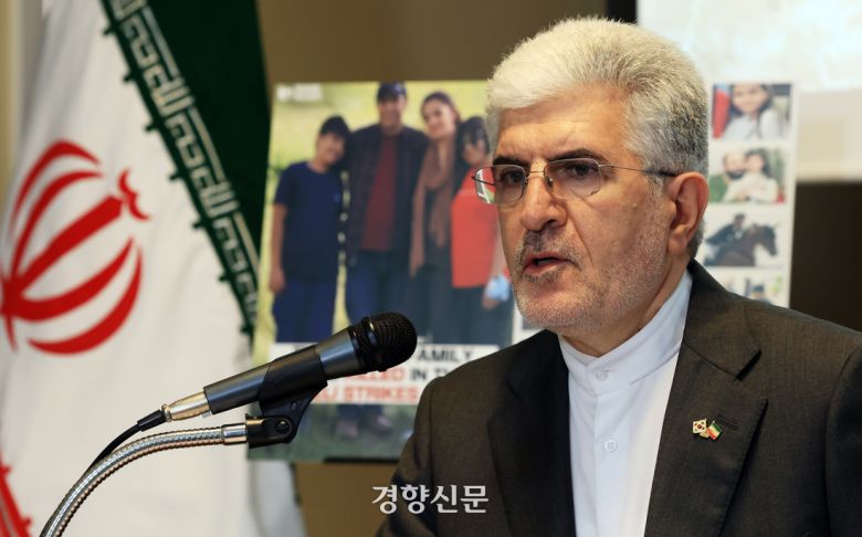 사이드 쿠제치 주한 이란 대사가 30일 서울 용산구 주한이란대사관에서 경향신문을 비롯한 국내 언론사와 ‘미국과 이스라엘의 공격’ 등과 관련해 라운드 인터뷰를 하고 있다. 2025.06.30 /서성일 선임기자