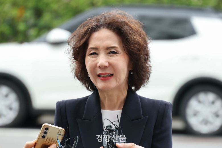 부총리 겸 교육부 장관 내정자로 지명된 이진숙 전 충남대 총장이 30일 서울 여의도에 마련된 인사청문회 사무실로 출근하며 취재진 질의에 답하고 있다. 성동훈 기자