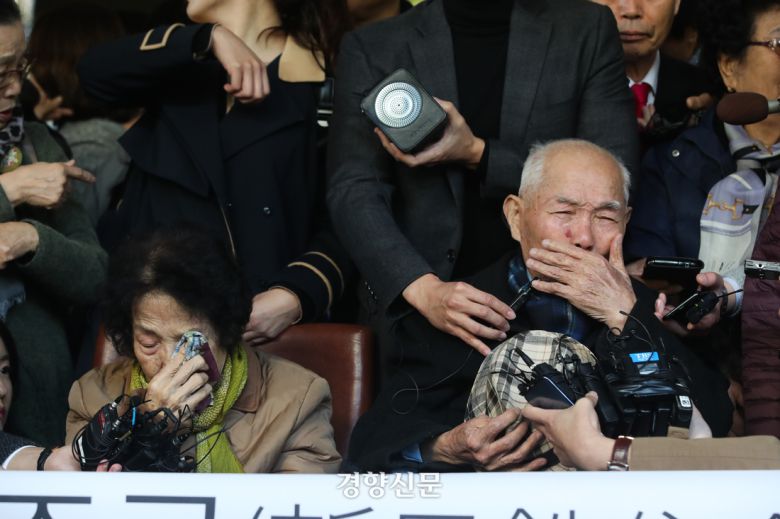 2018년 10월30일 일제 강제징용 피해자들의 손해배상 청구소송 최종 선고가  원고 승소 판결로 내려진 서울 서초구 대법원 청사에서 강제징용 피해 당사자인 이춘식 할아버지가 입장을 밝히고 있다.  이준헌 기자