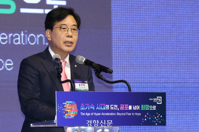 송언석 국민의힘 원내대표가 지난 25일 서울 중구 롯데호텔 크리스탈볼룸에서 ‘초가속 시대의 도전, 공포를 넘어 희망으로’를 주제로 열린 <2025 경향포럼>에서 축사를 하고 있다. 이준헌 기자