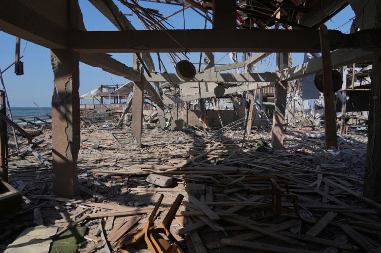 30일 (현지시간), 가자시티에서 이스라엘의 공습으로 피해를 입은 카페 내부에 잔해가 흩어져 있다. AP연합뉴스