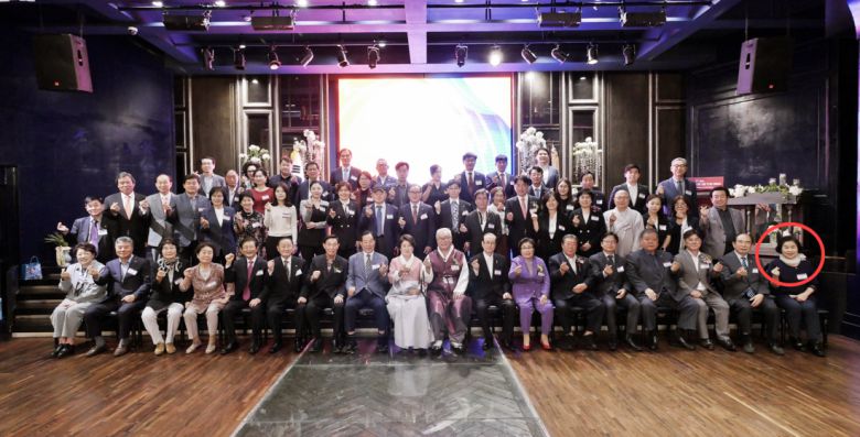 손효숙 리박스쿨 대표가 2023년 9월 25일 서울 종로구 성균관컨벤션웨딩홀에서 열린 제21기 민주평통종로구협의회 출범식에 참석해 기념사진을 촬영하고 있다. 민주평화통일자문회의 웹사이트 갈무리