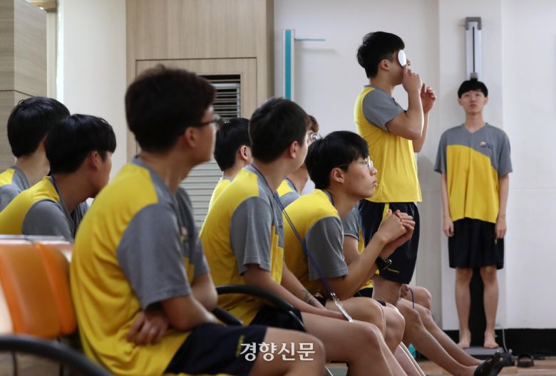 지난 2019년 1월 서울 영등포구 서울지방병무청에서 병역판정검사 대상자들이 신체검사를 받고 있다. 김창길 기자