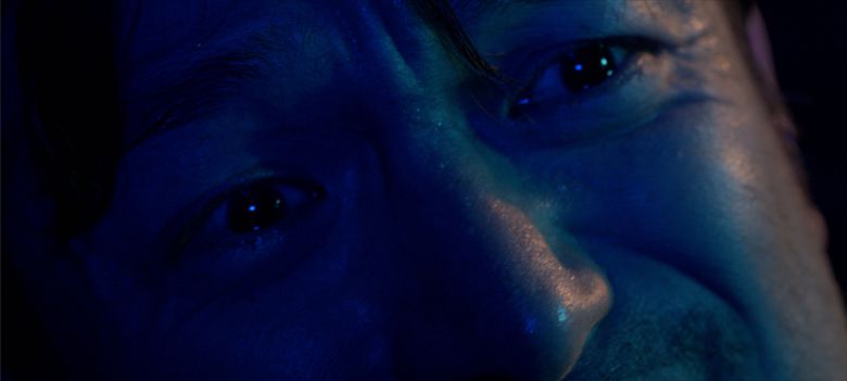 세월호 참사 당시 수중 구조·수습 활동에 참여한 민간 잠수사들을 주인공으로 한 영화 <바다호랑이>는 참사 희생자의 모습을 직접적으로 재현하지 않는다. 대신 잠수사 나경수(이지훈)의 눈빛과 시선으로 그가 보았을 바다를 관객이 상상하게 한다. 영화로운형제 제공