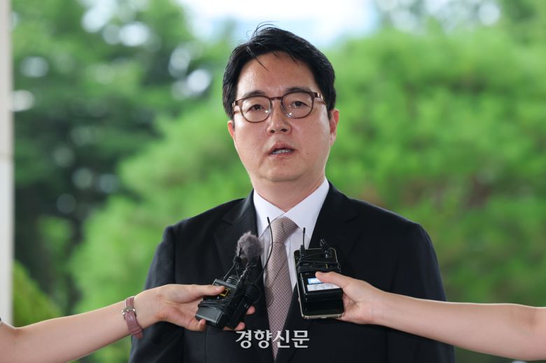 심우정 검찰총장이 본인의 퇴임식 날인 2일 서울 서초동 대검찰청으로 출근하고 있다. 이준헌 기자