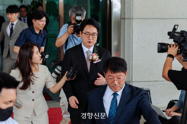 2일 퇴임식을 마친 심우정 검찰총장이 서울 서초구 서초동 대검찰청 청사를 빠져나가고 있다. 이준헌 기자