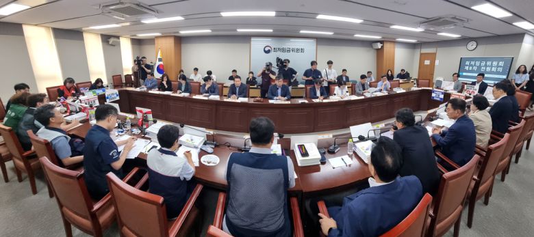 지난 1일 정부세종청사 최저임금위원회 회의실에서 최저임금위원회 8차 전원회의가 열리고 있다. 연합뉴스