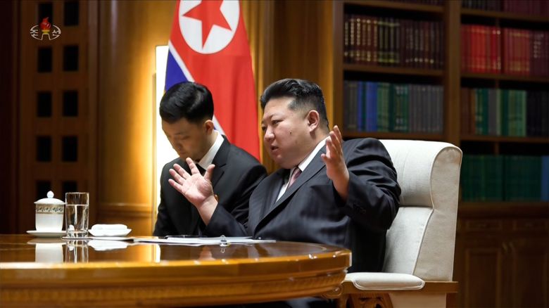 김정은 북한 국무위원장이 지난달 29일 당 중앙위원회 본부 청사에서 올가 류비모바 러시아 문화부 장관을 접견했다고 조선중앙TV가 보도했다. 연합뉴스