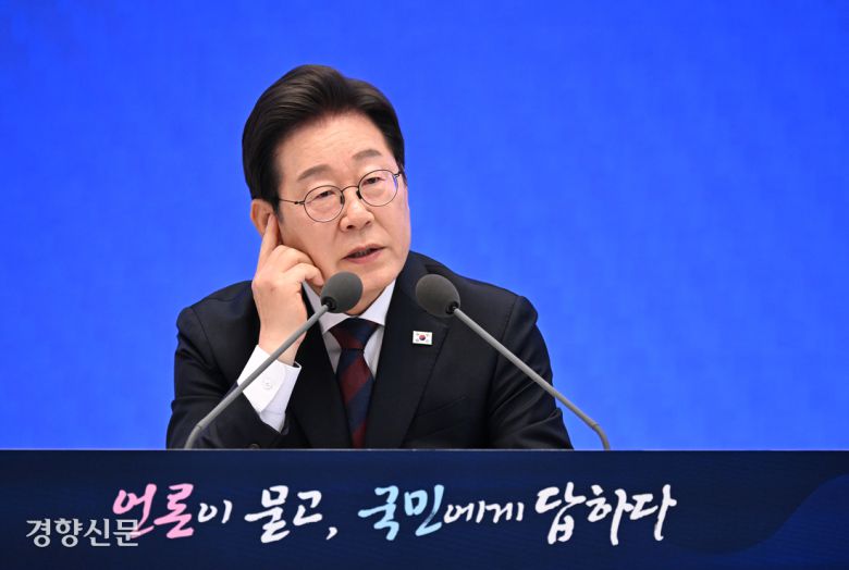 이재명 대통령이 3일 서울 종로구 청와대 영빈관에서 열린 취임 첫 공식 기자회견 ‘대통령의 30일, 언론이 묻고 국민에게 답하다’에 참석해 발언하고 있다. 김창길 기자