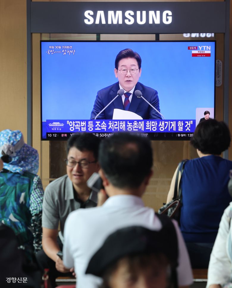 시민들도 ‘관심’ 시민들이 3일 서울역 대합실에서 이재명 대통령의 첫 기자회견 생중계를 시청하고 있다. 정지윤 선임기자