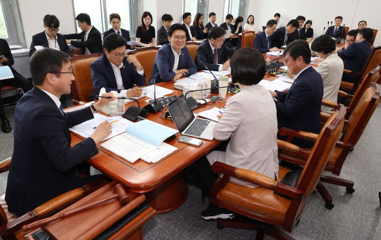 지난 2일 국회에서 열린 예산결산특별위원회의 2025년도 제2회 추가경정예산안 등 조정소위원회가 더불어민주당 소속 한병도 위원장의 주재로 열리고 있다. 연합뉴스
