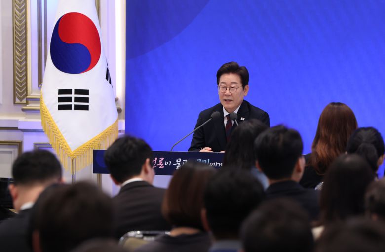 이재명 대통령이 3일  청와대 영빈관에서 열린 취임 첫 공식 기자회견 ‘대통령의 30일, 언론이 묻고 국민에게 답하다’에서 발언하고 있다. 김창길 기자