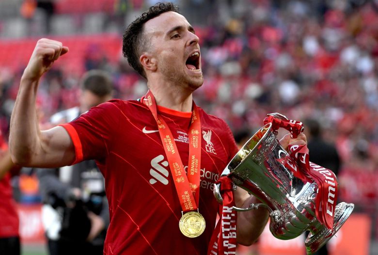 디오구 조타가 2022년 5월 14일 영국 런던 웸블리 스타디움에서 첼시 FC를 꺾고 잉글랜드 FA컵에서 우승한 뒤 우승 트로피를 들고 기뻐하고 있다. EPA