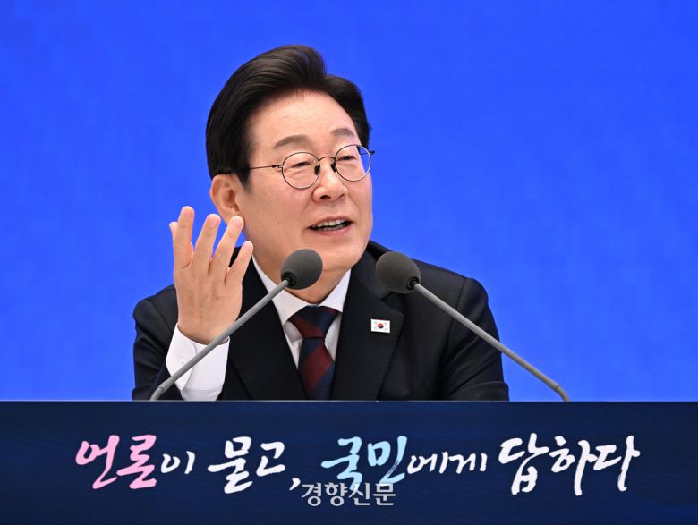 이재명 대통령이 3일 청와대 영빈관에서 열린 취임 첫 공식 기자회견 ‘대통령의 30일, 언론이 묻고 국민에게 답하다’에서 취재진의 질문에 답하고 있다. 김창길 기자
