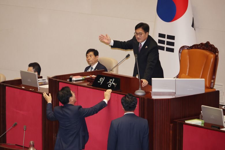 우원식 국회의장과 송언석 국민의힘 비상대책위원장 겸 원내대표가 4일 국회 본회의장에서 본회의 개최 지연과 관련해 이야기를 나누고 있다. 연합뉴스