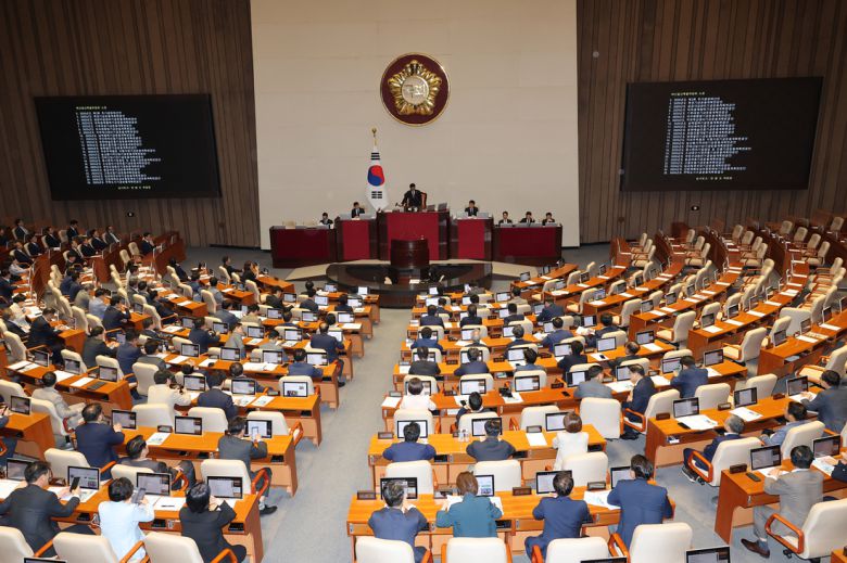 우원식 국회의장이 4일 국회 본회의에서 2025년도 제2회 추가경정예산안을 상정하고 있다. 연합뉴스
