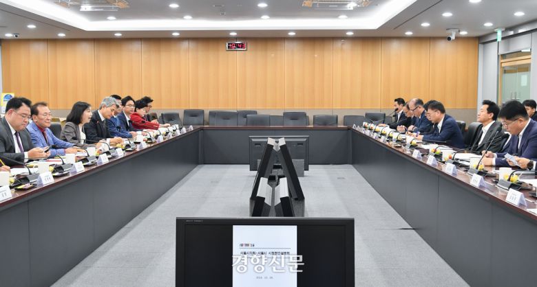 28일 서울시의회 시정현안설명회에 참석한 오세훈 시장(오른쪽)이 의원들의 질의에 답변하고 있다. 시의회 제공