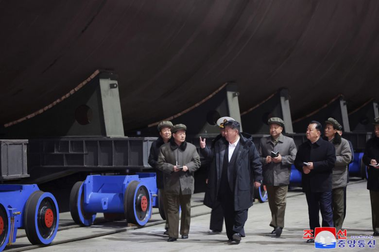 김정은 북한 국무위원장이 핵 추진 잠수함 건조 실태를 시찰했다고 조선중앙통신이 지난 3월 8일 보도했다.