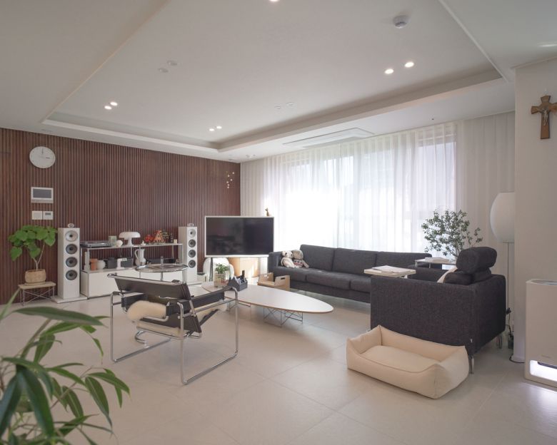 정혜미씨(@casa_di_noce)는 가족들이 가장 많이 머무는 거실에 얇은 나뭇대를 간살 형태로 세워 아트월을 만들었다.