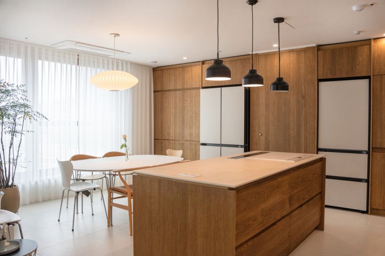 가구와 소품을 최소화하고 여백을 남기는 것도 중요하다. 식물 한두 점이나 작은 오브제를 더하는 것만으로도 정제된 분위기를 완성할 수 있다. @casa_di_noce 제공