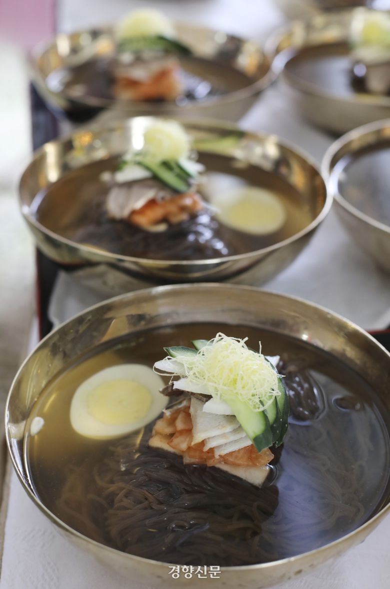 2018년 평양 옥류관에서 열린 남북정상회담 오찬에 올랐던 ‘진짜’ 평양냉면.    평양사진공동취재단 서성일 기자