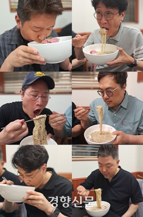 냉면을 맛있게 먹고 있는 평냉동호회 회원들. 평냉인이라면 ‘완냉’해야 하는 것이 나름의 법도다.