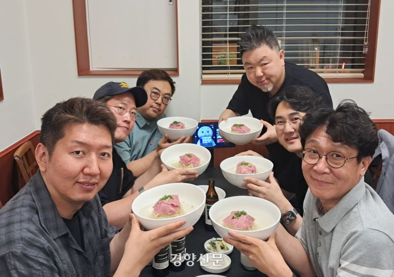 평양냉면 동호회 ‘무심한 듯 슴슴한 너’ 회원들이 한자리에 모여 평양냉면을 들고 포즈를 취하고 있다.