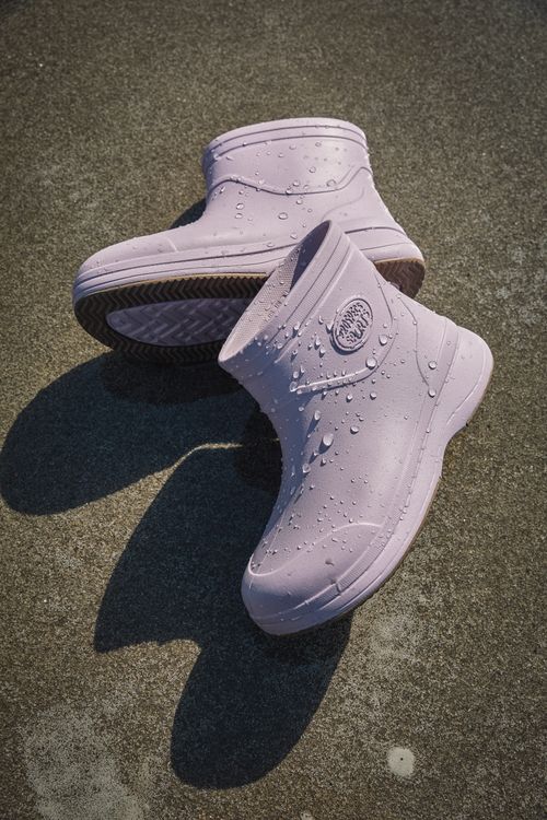 프로스펙스의 경량 레인부츠.