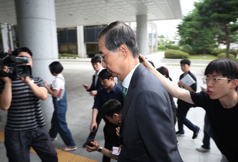 <특검 출석하는 전 총리> 윤석열 전 대통령의 내란·외환 혐의 수사를 위해 소환된 한덕수 전 국무총리가 2일 내란 특검 사무실이 있는 서울고등검찰청 청사로 출석하고 있다. 연합뉴스