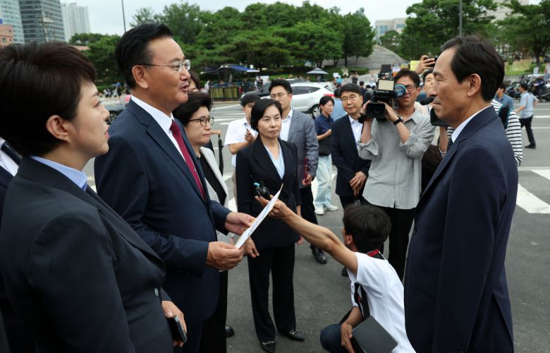 우상호 대통령실 정무수석비서관(맨 오른쪽)이 지난 4일 검찰·대통령실 특수활동비 복원에 대한 국민의힘의 항의 서한을 전달받고 있다. 연합뉴스