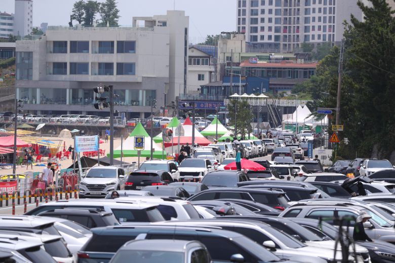 강원 고성군 아야진 해수욕장 일대가 6일 피서객들로 북적이고 있다. 연합뉴스.