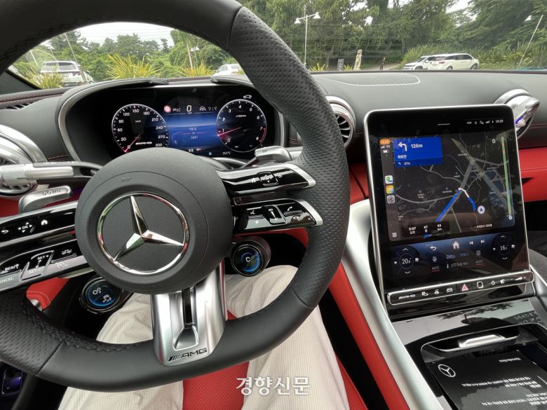 ‘메르세데스-AMG SL 43’의 내부 모습. 12.3인치 디지털 계기판과 11.9인치 센터 디스플레이가 보인다. 센터 디스플레이는 운전자 시야각에 따라 최대 40도까지 조절할 수 있다. 권재현 선임기자
