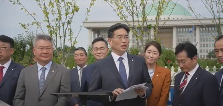 강선우 여성가족부 후보자가 2023년 9월 서울 여의도 국회의사당 앞에서 열린 대한예수교장로회총회 108회기 총회 임원회 시무식 기념촬영에 참여했다. 유튜브 마하나임뉴스 갈무리