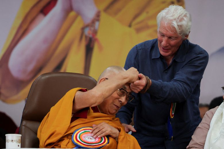 6일(현지시간) 제14대 달라이 라마의 90세 생일 행사에서 배우 리처드 기어(오른쪽)가 티베트의 정신적 지도자인 달라이 라마를 만나 인사를 나누고 있다. 로이터연합뉴스