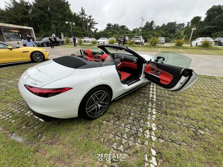 소프트 톱(지붕)을 완전히 열어젖힌 ‘메르세데스-AMG SL 43’. 권재현 선임기자