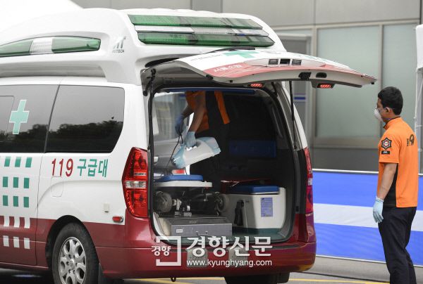 119구급대원들이 구급차를 소독하고 있다. 경향신문 자료사진