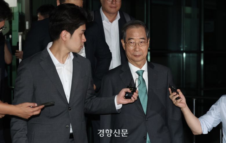 한덕수 전 국무총리가 지난 2일 서울 서초구 서울고검에 마련된 내란특검 사무실에서 조사를 받은 후 귀가하고 있다. 권도현 기자