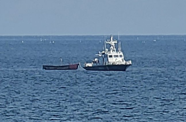 2023년 10월 북한 주민들이 탑승한 소형 목선이 동해 북방한계선(NLL) 아래로 내려와 군 당국이 목선을 양양군 기사문항으로 예인하고 있다. 연합뉴스